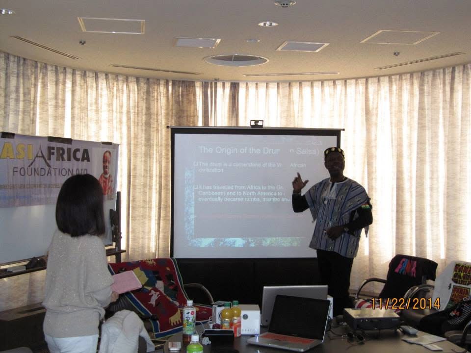 Dr. Salsa speaking on the origins of the drum and salsa during the SALSA CONCEPT® seminar in Japan.